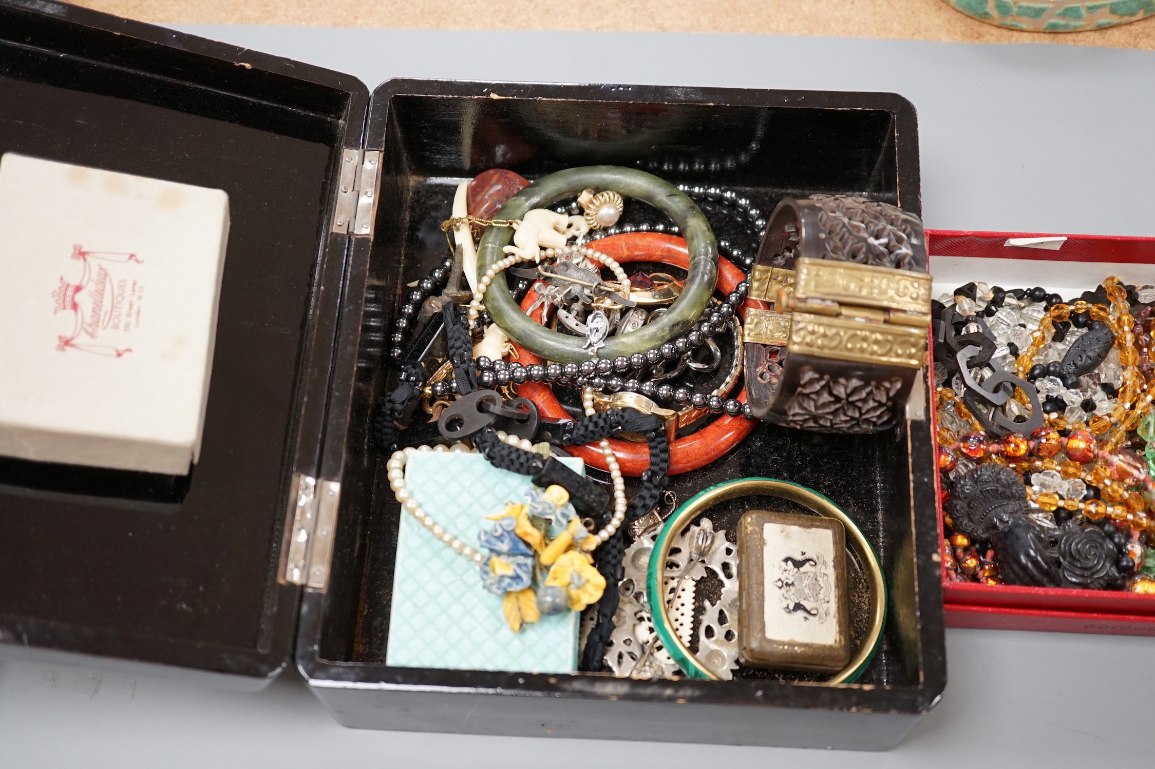 A quantity of assorted mainly costume jewellery.